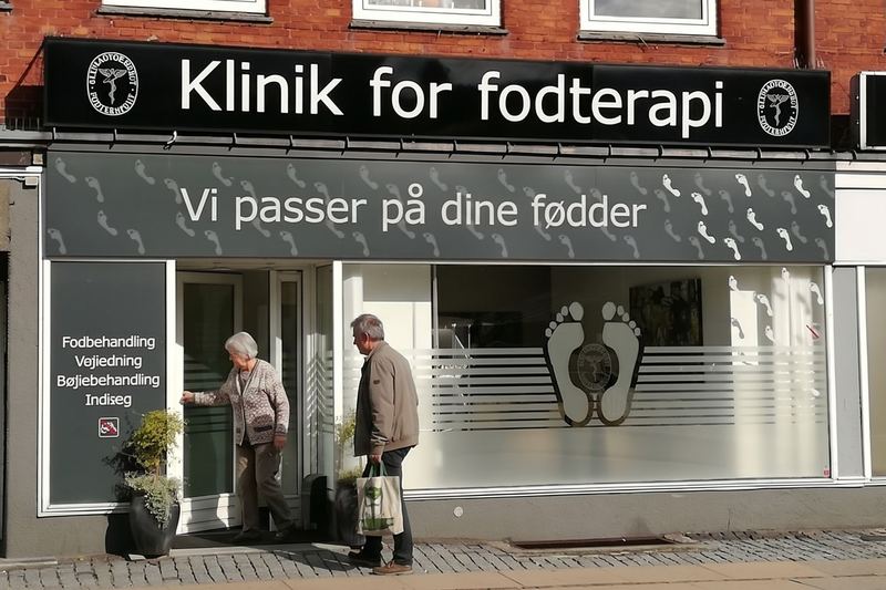 Facaden på Hvidovre Torv 1 med teksten Vi passer på dine fødder